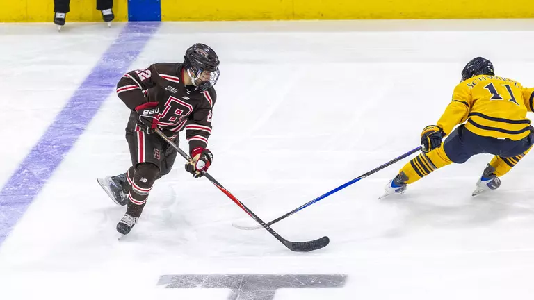 Men’s Hockey Falls to No. 5 Quinnipiac on the Road