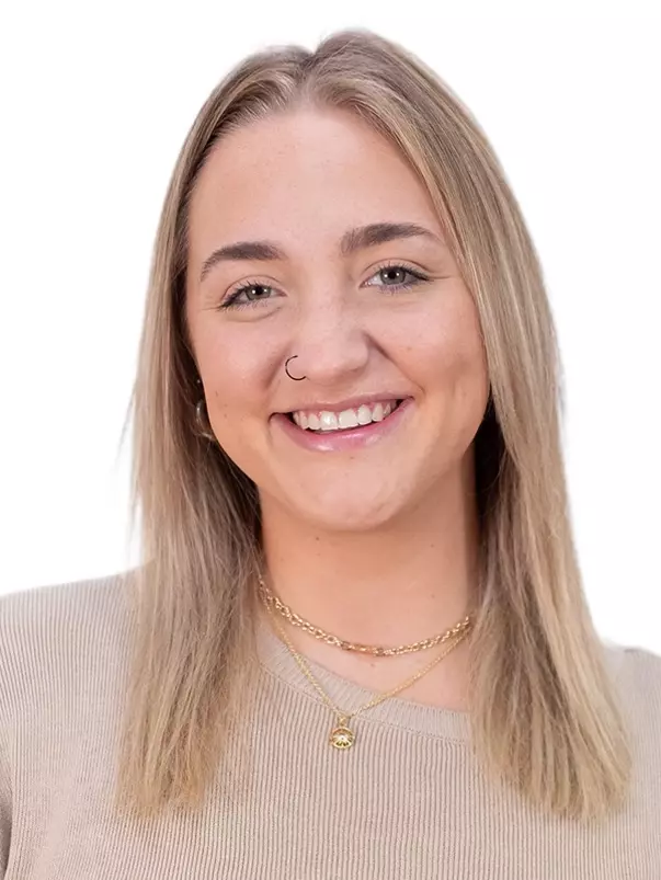 Elizabeth Kanzeg Headshot