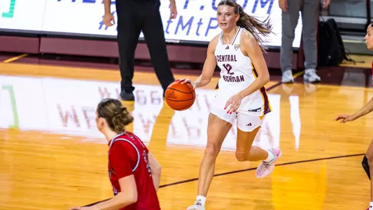 Women's Basketball Downs Davenport in Home-Opener, 71-44 Image