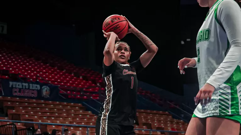 Leah Philpotts Shoots Ball at the Puerto Rico Clasico