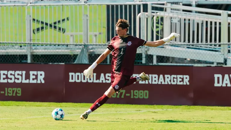 Marten Brink kicks from the goal