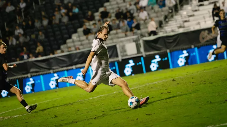 Stian Bendvold kicking the ball