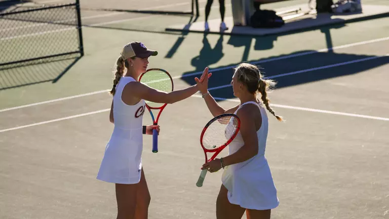 Saige Severance/Sia Cariov celebrate point