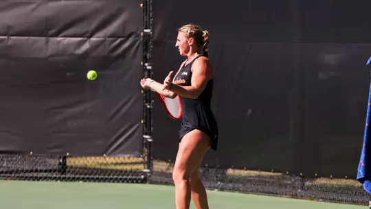 Sia Cariov returns ball