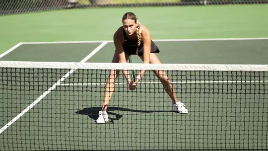 Isabella De Luise readies for serve