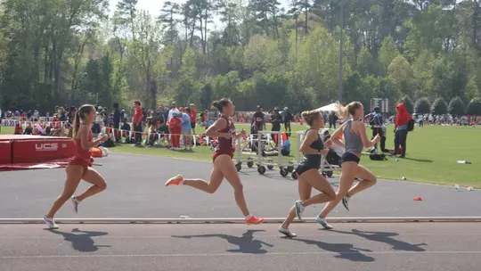 Katie O'Toole running the 1500m