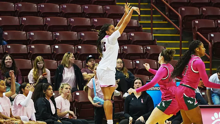 Tyja Beans shoots three pointer