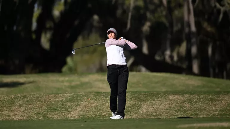 Emilia von Glahn swings the club