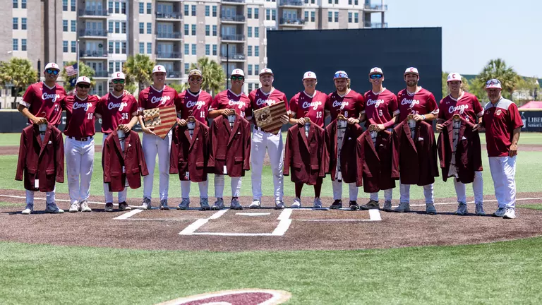 Baseball Seniors take team picture