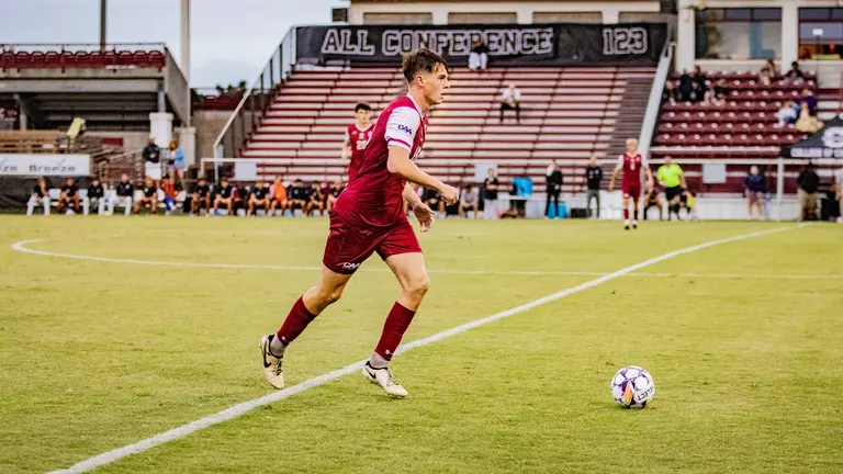 Ben Baldwin dribbles soccer ball