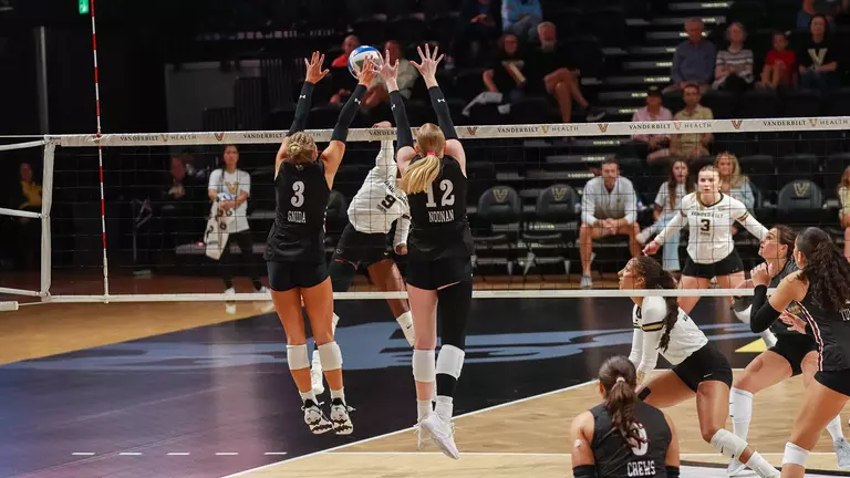 Julia Gnida and Caroline Noonan blocking a ball at Vanderbilt.