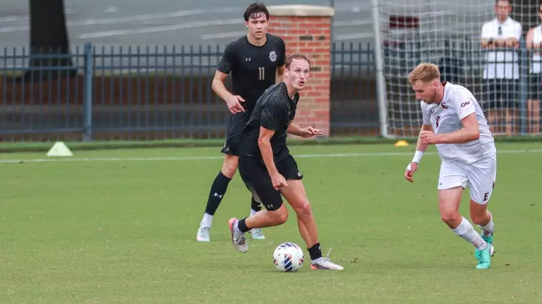Stian Bendvold dribbles the ball