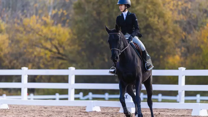 Camilla Jerng rides at home