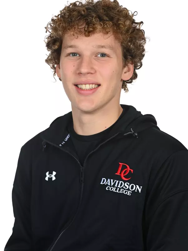 Davidson men’s and women’s swimming pose for photos on media day at the Davidson College Stadium on Wednesday, October 01, 2025 in Davidson, North Carolina.  Tim Cowie/DavidsonPhotos.com