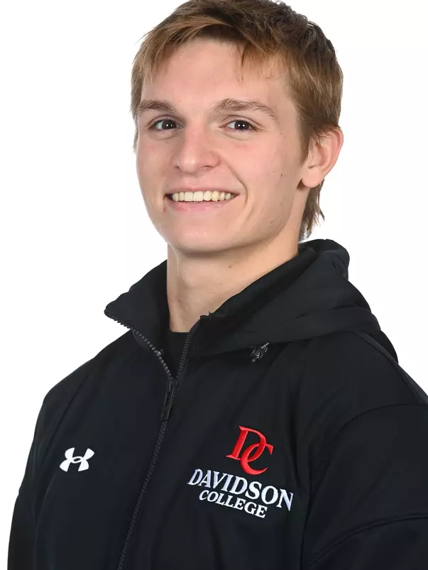 Davidson men’s and women’s swimming pose for photos on media day at the Davidson College Stadium on Wednesday, October 01, 2025 in Davidson, North Carolina.  Tim Cowie/DavidsonPhotos.com