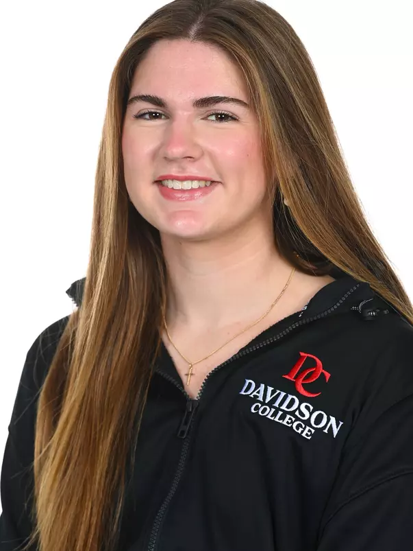 Davidson men’s and women’s swimming pose for photos on media day at the Davidson College Stadium on Wednesday, October 01, 2025 in Davidson, North Carolina.  Tim Cowie/DavidsonPhotos.com