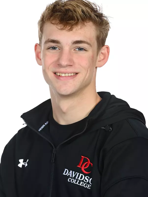 Davidson men’s and women’s swimming pose for photos on media day at the Davidson College Stadium on Wednesday, October 01, 2025 in Davidson, North Carolina.  Tim Cowie/DavidsonPhotos.com