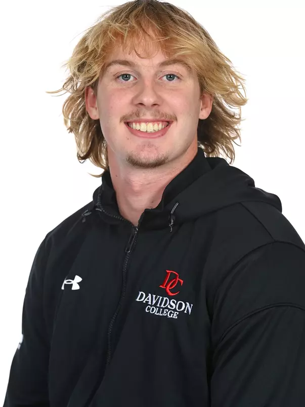 Davidson men’s and women’s swimming pose for photos on media day at the Davidson College Stadium on Wednesday, October 01, 2025 in Davidson, North Carolina.  Tim Cowie/DavidsonPhotos.com