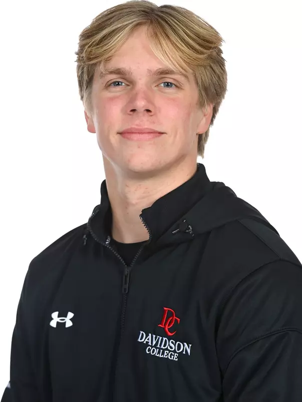 Davidson men’s and women’s swimming pose for photos on media day at the Davidson College Stadium on Wednesday, October 01, 2025 in Davidson, North Carolina.  Tim Cowie/DavidsonPhotos.com