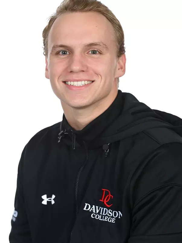 Davidson men’s and women’s swimming pose for photos on media day at the Davidson College Stadium on Wednesday, October 01, 2025 in Davidson, North Carolina.  Tim Cowie/DavidsonPhotos.com