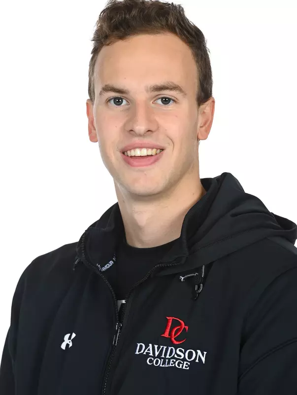 Davidson men’s and women’s swimming pose for photos on media day at the Davidson College Stadium on Wednesday, October 01, 2025 in Davidson, North Carolina.  Tim Cowie/DavidsonPhotos.com