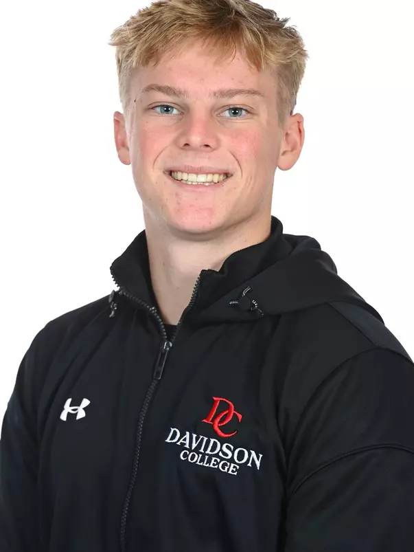 Davidson men’s and women’s swimming pose for photos on media day at the Davidson College Stadium on Wednesday, October 01, 2025 in Davidson, North Carolina.  Tim Cowie/DavidsonPhotos.com