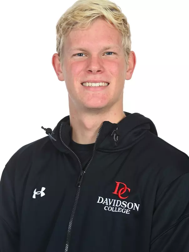 Davidson men’s and women’s swimming pose for photos on media day at the Davidson College Stadium on Wednesday, October 01, 2025 in Davidson, North Carolina.  Tim Cowie/DavidsonPhotos.com