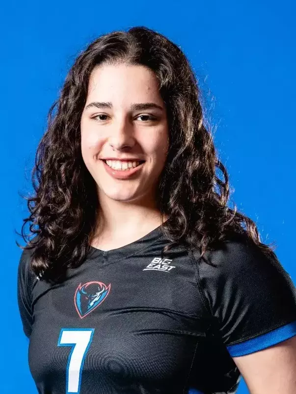 Isabela Tavares Salomon Headshot