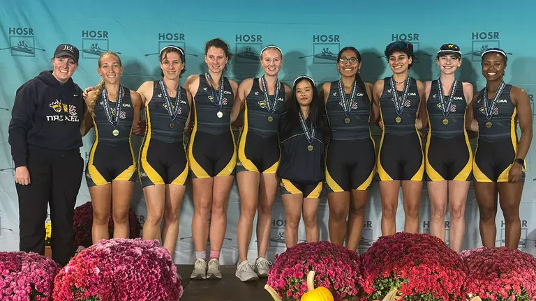 Frosh/Novice 8+ Earns Bronze at Head of the Schuylkill Regatta