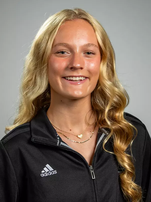 Lauren Carlson 2026-27 Swim and Dive Headshot