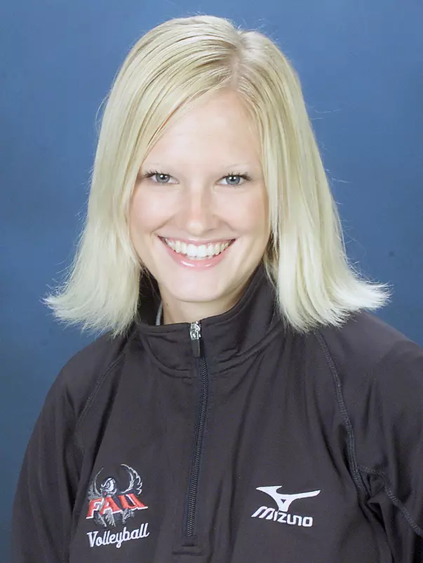 2004 headshot of Courtenay Kiebert-volleybal