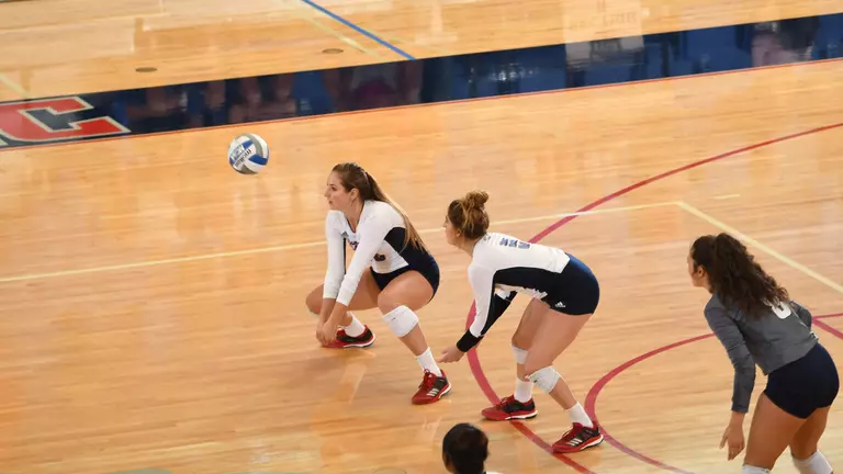 Volleyball Defeats Southern Miss in Five