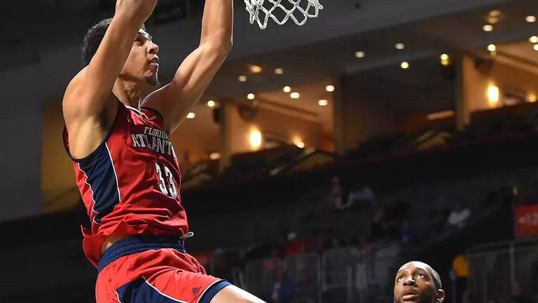 Men's Hoops Defeats Lynn 68-53 in Exhibition