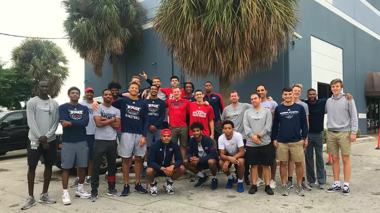 Men’s Basketball Volunteered at Boca Helping Hands on Thanksgiving