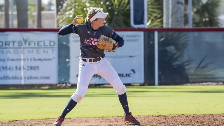 Softball Splits Wednesday Doubleheader at Florida Gulf Coast