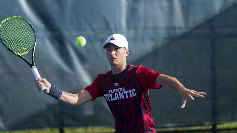 Men’s Tennis Topped by Top-Ranked Florida