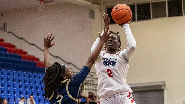 Solid second-half performance pushes Owls past Panthers