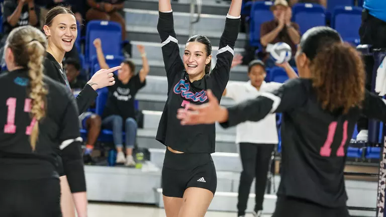 Owls Win Five-Set Thriller Against AAC's Second-Ranked Shockers