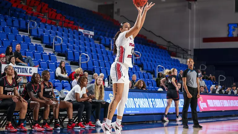 Owls Roll to 90-43 Win in Exhibition Against Barry