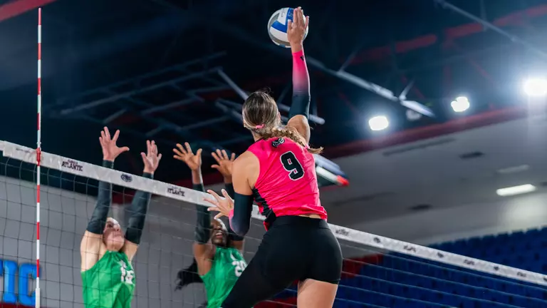 Florida Atlantic Falls in Five-Set Battle at Charlotte