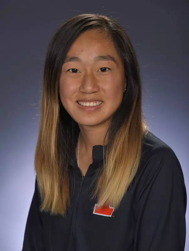 Emilee Duong 2020-21 Headshot