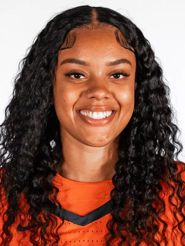 Lety Vasconcelos 2024-25 headshot