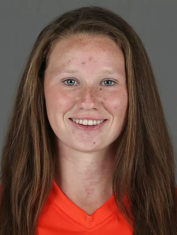 Ailey Tebbett headshot