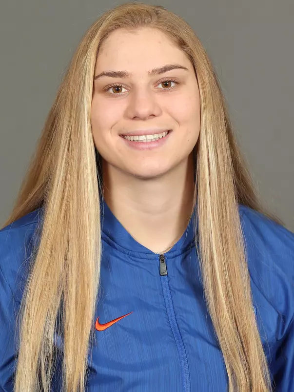 SiposHannah_headshot_190110_9421_