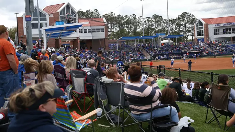 Crowd_200308_0525_TiffanyFranco