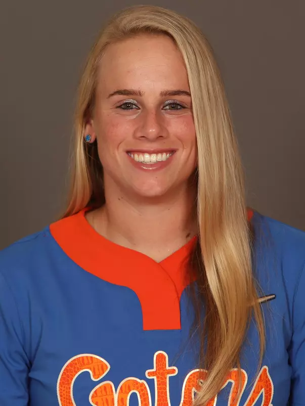 GoelzKinsey_Softball_Headshot_210827_7607