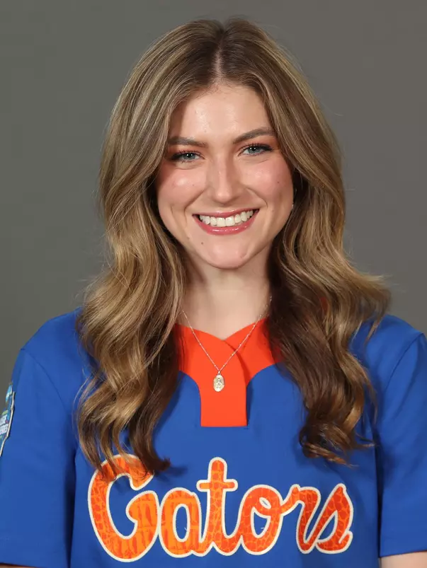 Wellen_Christina_Softball_Headshot_220830_1393_.jpg