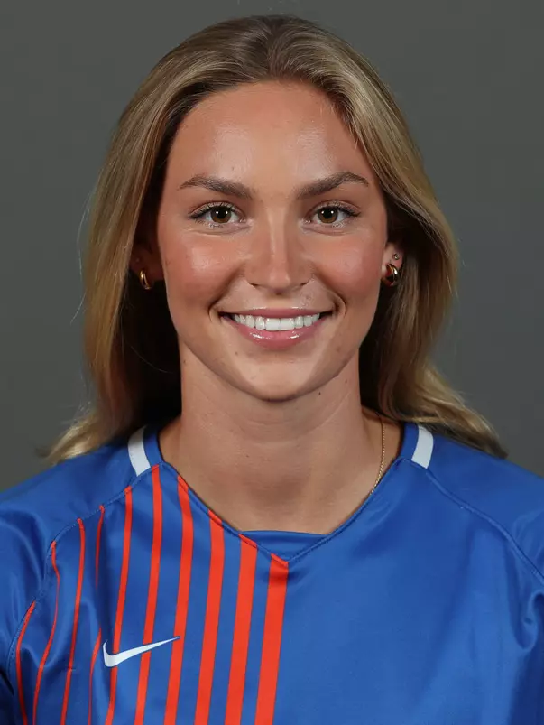 Young_Madison_Soccer_Headshot_230726_1678_.jpg