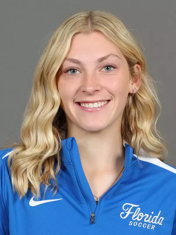 Main_Zoe_Soccer_Headshot_260116_8839_