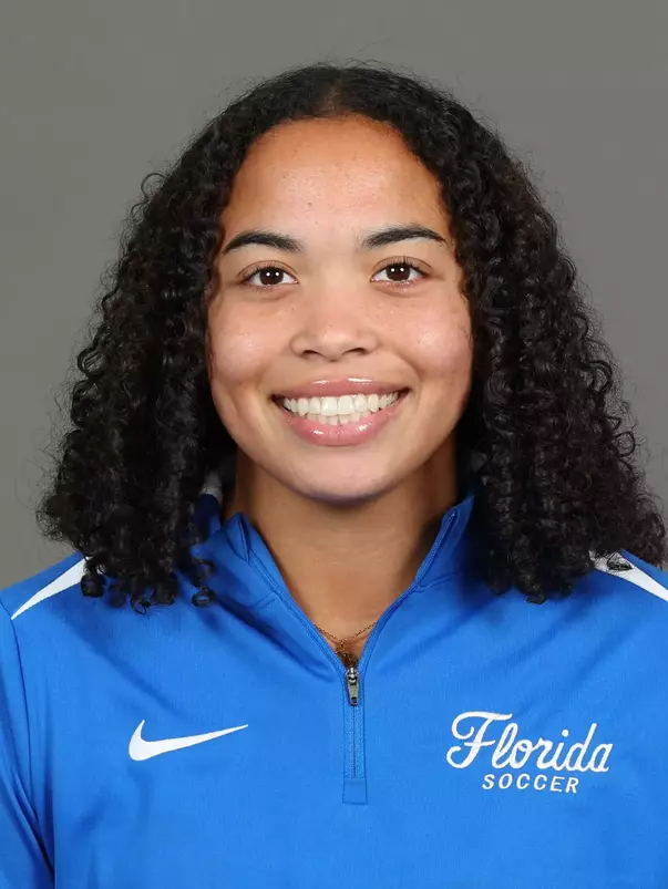 Taylor_Kyra_Soccer_Headshot_260116_8833_